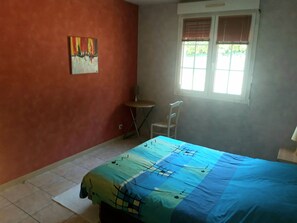 2 quartos, escrivaninha, ferros/tábuas de passar roupa