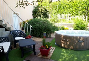 Outdoor spa tub - Villa with garden in residential area (Cahors)
