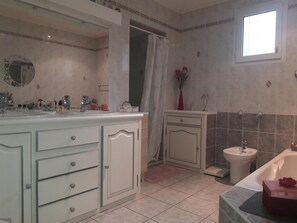 Baignoire, séchoir à cheveux, bidet, serviettes fournies