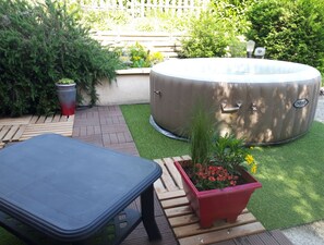 Outdoor spa tub - Villa with garden in residential area (Cahors)