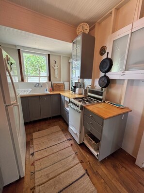 Fridge, microwave, oven, stovetop - Original Torch Lake Cottage from 1910 (Alden)