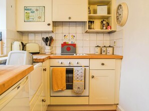 Cadeirão de bebê, talheres/pratos/utensílios de cozinha, freezer