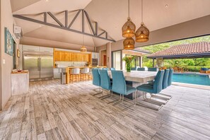 Dining - Daily house keeping, private pool, and exclusive beach club membership for you to enjoy and relax in 5* (Tamarindo)