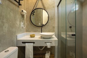Habitación de lujo | Baño | Artículos de higiene personal gratuitos, secador de pelo y toallas