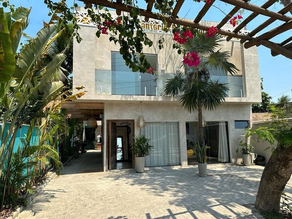 Front of property - Santorini Beach Hotel (Porto Seguro)