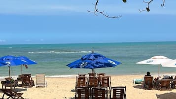 En la playa, arena blanca, camas de playa gratis