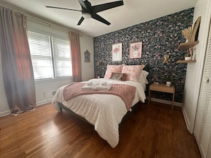 3 bedrooms, desk, iron/ironing board, travel cot