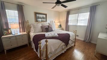 3 habitaciones, escritorio y tabla de planchar con plancha