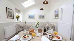 Casa de campo, baño privado (Willow Cottage) | Desayuno | Desayuno gratuito