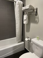 Bañera con ducha, toallas