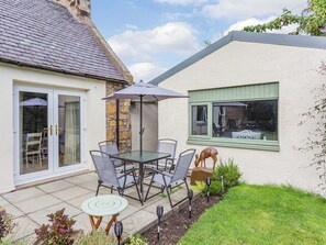 Outdoor dining - A cracking cottage that delivers on all fronts. (Tain)