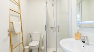 Douche, sĂšche-cheveux, serviettes fournies, papier toilette
