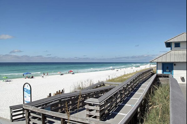 In Strandnähe, Liegestühle, Strandtücher