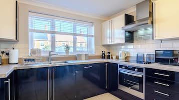 Four, lave-vaisselle, chaise haute, congélateur