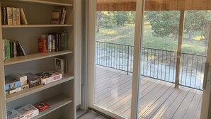Habitació amb una gran porta corredissa de vidre que dona a una terrassa exterior.