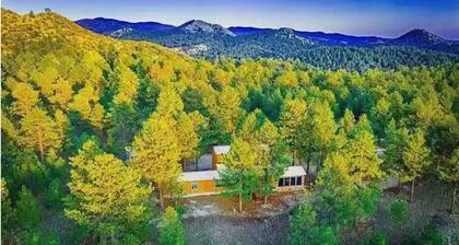 Expansive Mountain Getaway with majestic mountain views and park like setting