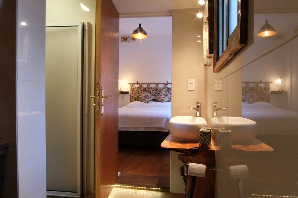 Standaard tweepersoonskamer, voor 1 persoon, 1 queensize bed, privébadkamer, uitzicht op tuin | Luxe beddengoed, donsdekens, een kluis op de kamer