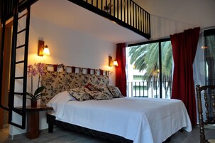 Ropa de cama hipoalergénica y caja de seguridad en la habitación 