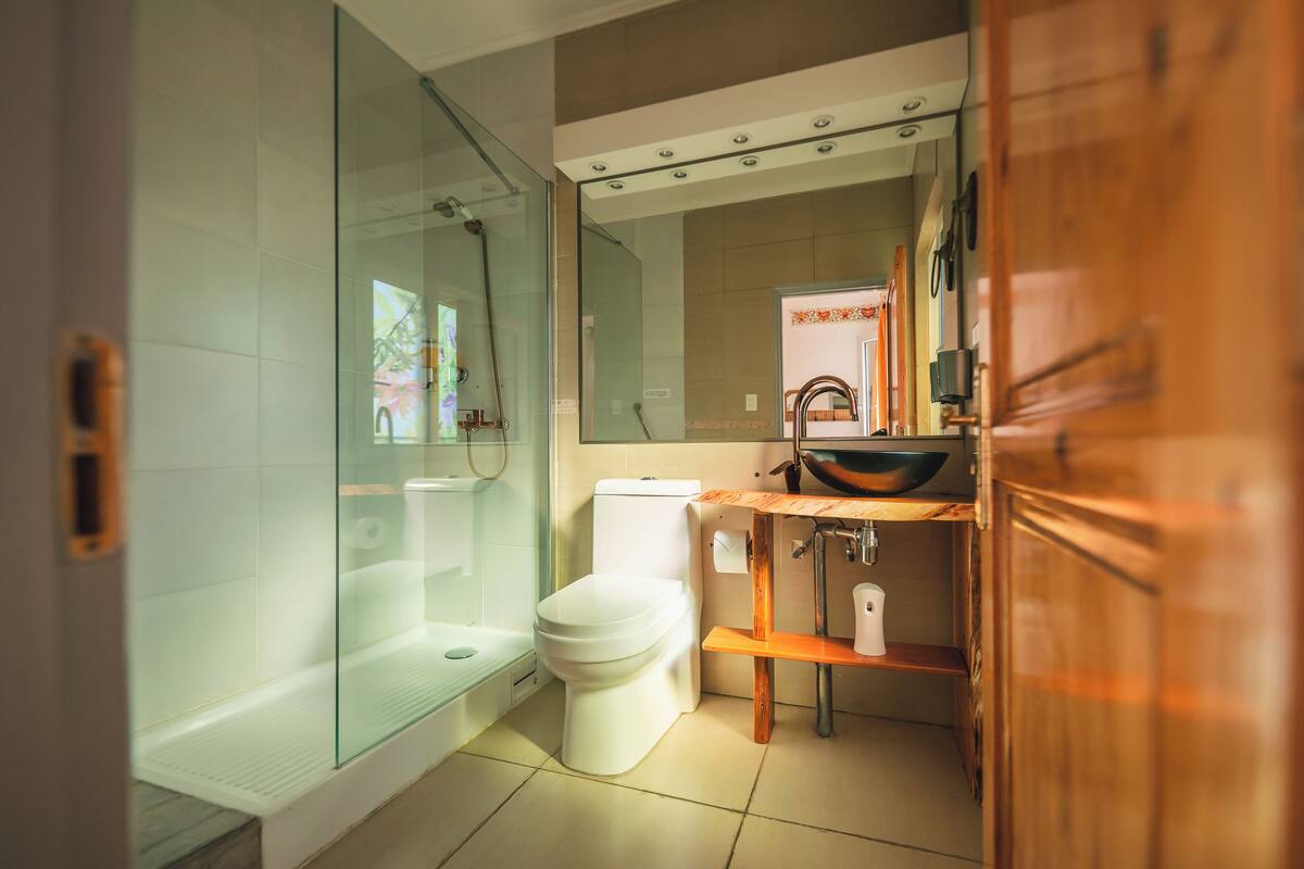 Habitación superior con 1 cama matrimonial o 2 individuales | Baño | Regadera, amenidades de baño gratuitas, secadora de cabello