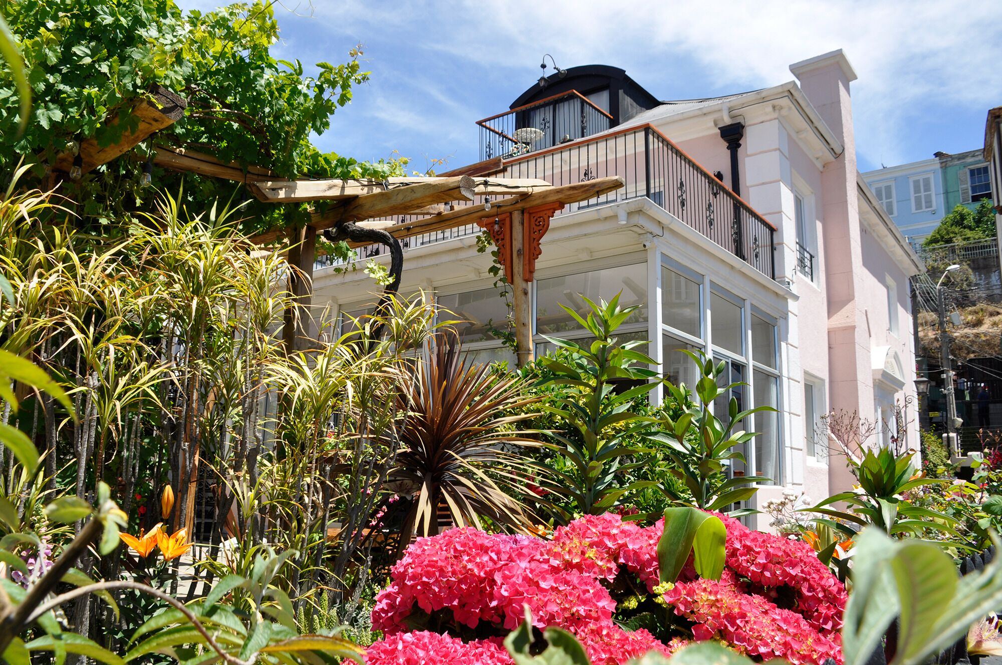 Vista frontal de la propiedad