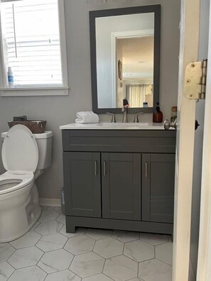 Combined shower/bathtub, hair dryer, towels