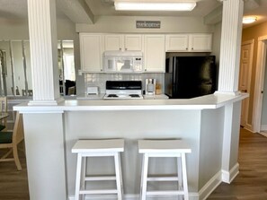 Refrigerador, microondas, horno y parrilla de estufa 