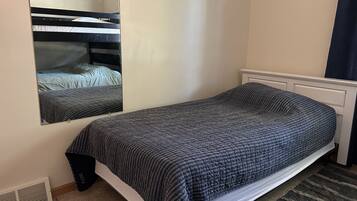 4 bedrooms, travel crib, free WiFi