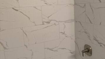 Ensemble douche/baignoire, serviettes fournies, savon, papier toilette