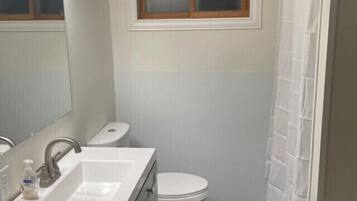 Combined shower/tub, towels, soap, toilet paper