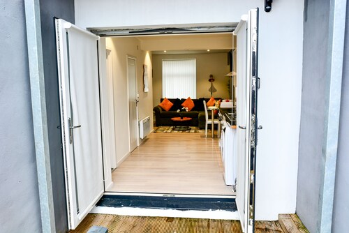 Lovely one bedroom flat with free parking town center