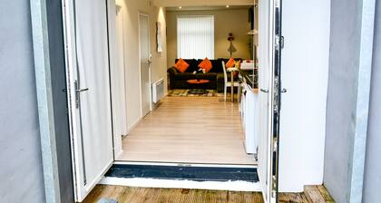 Lovely one bedroom flat with free parking town center