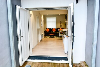 Lovely one bedroom flat with free parking town center