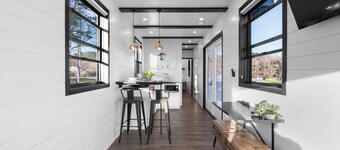 Jubilee Group 2 min to Lake Conroe! Heated Pool, Stocked Ponds, Cute Pygmy Goats