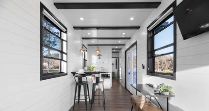 Jubilee Group 2 min to Lake Conroe! Heated Pool, Stocked Ponds, Cute Pygmy Goats