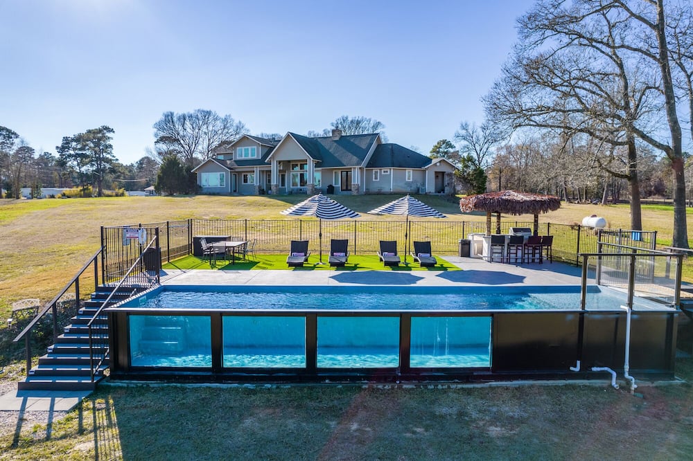 Jubilee Group 2 min to Lake Conroe! Heated Pool, Stocked Ponds, Cute Pygmy Goats