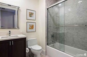 Bathtub, hair dryer, towels - Premiere Old Naples location (Naples)