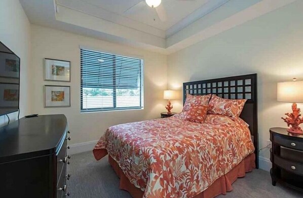 2 bedrooms, desk, WiFi, bed sheets - Premiere Old Naples location (Naples)