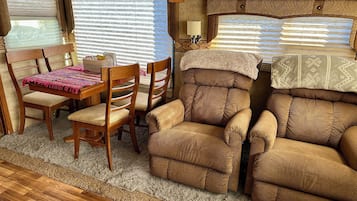 Smart TV, fireplace, stereo