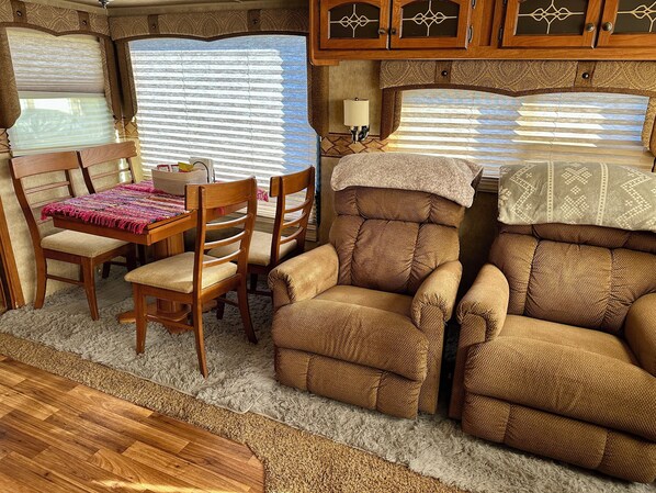 Téléviseur connecté, foyer, chaîne audio