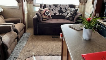 Smart TV, fireplace, stereo