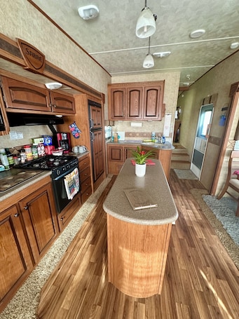 Fridge, microwave, oven, stovetop. Comfy and cozy RV retreat like having your own campground space