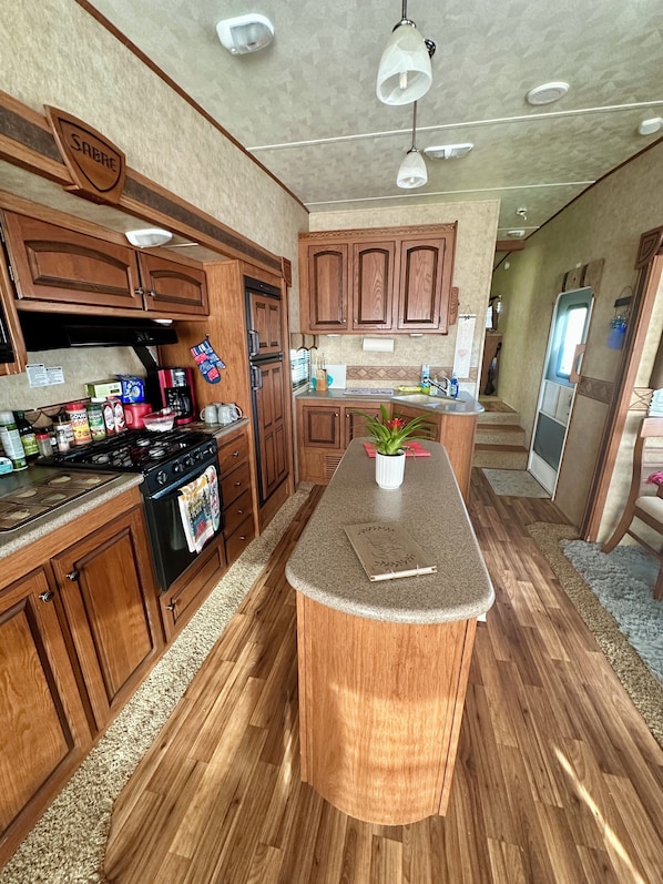 Réfrigérateur, micro-ondes, four, plaque de cuisson