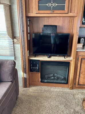 Smart TV, fireplace, stereo
