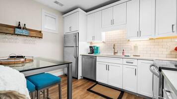 冷蔵庫、電子レンジ、オーブン、コンロ