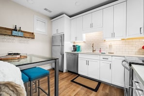 冷蔵庫、電子レンジ、オーブン、コンロ