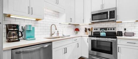 Refrigerador, microondas, horno, placa de cocina