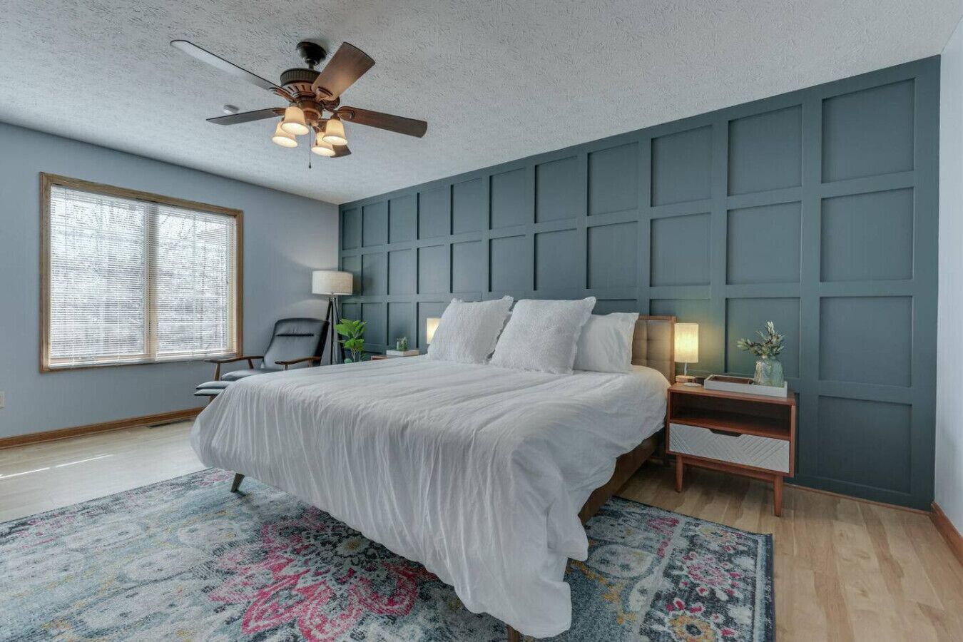 3 dormitorios, escritorio, tabla de planchar con plancha y cuna de viaje