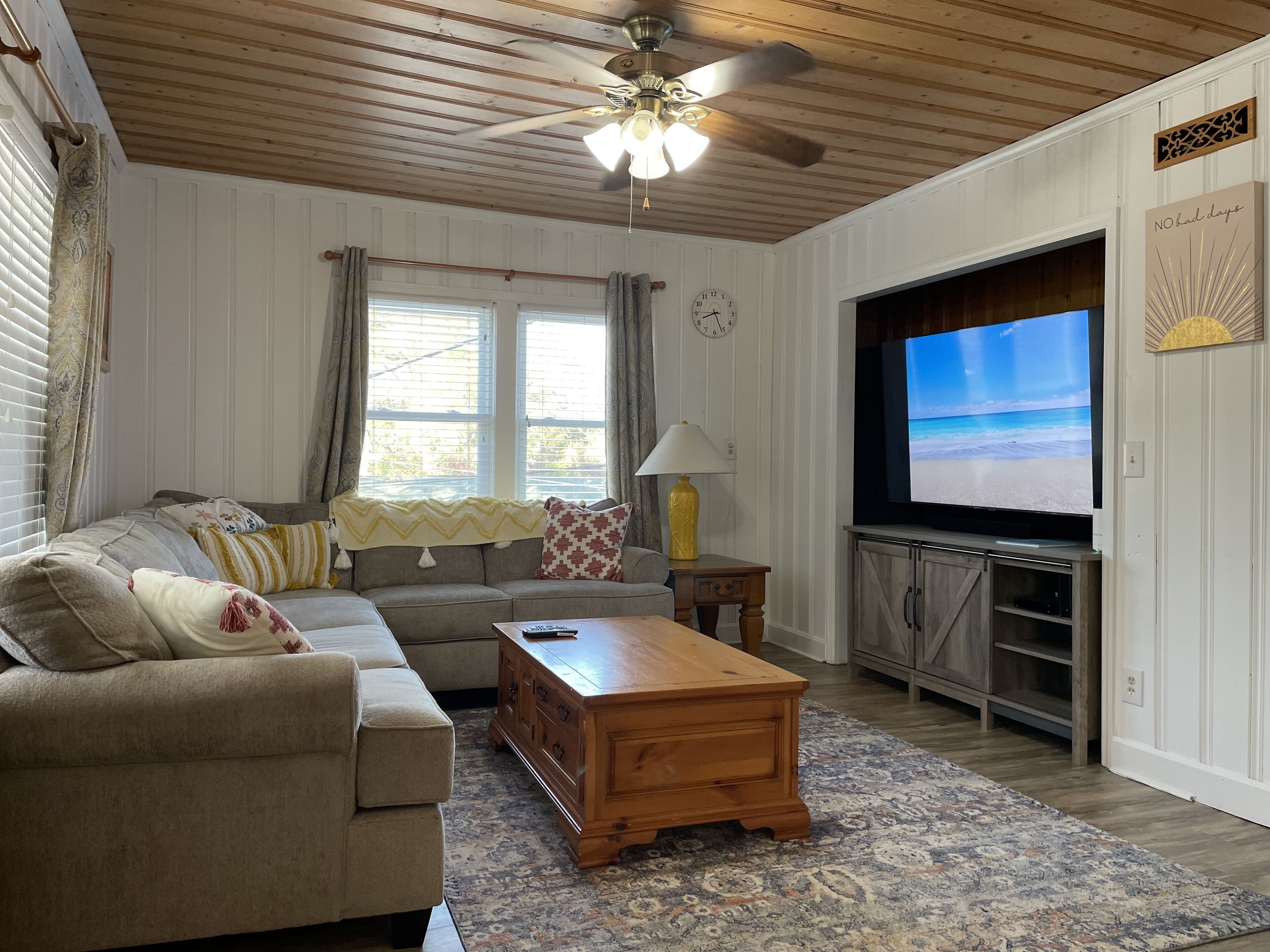 Family Sized Private House, Walk to Beach, large Front Porch, Sleeps 16, Pets OK