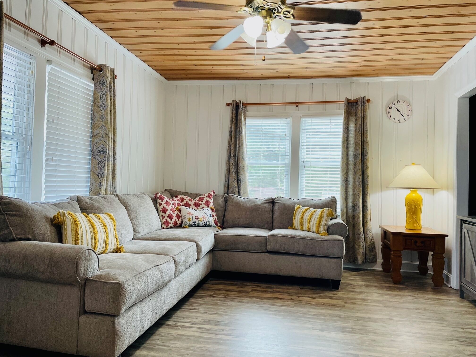 Family Sized Private House, Walk to Beach, large Front Porch, Sleeps 16, Pets OK