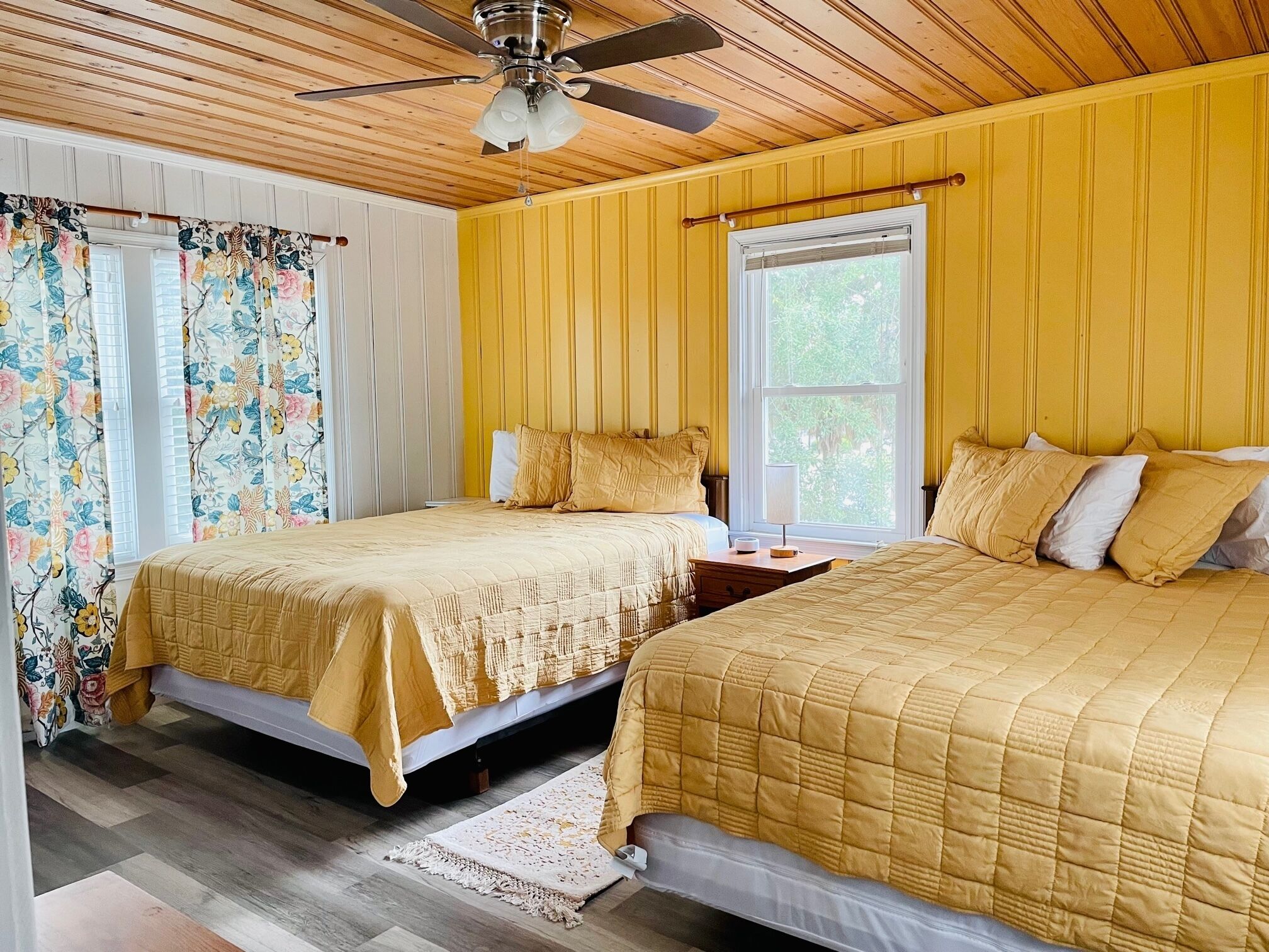 Family Sized Private House, Walk to Beach, large Front Porch, Sleeps 16, Pets OK